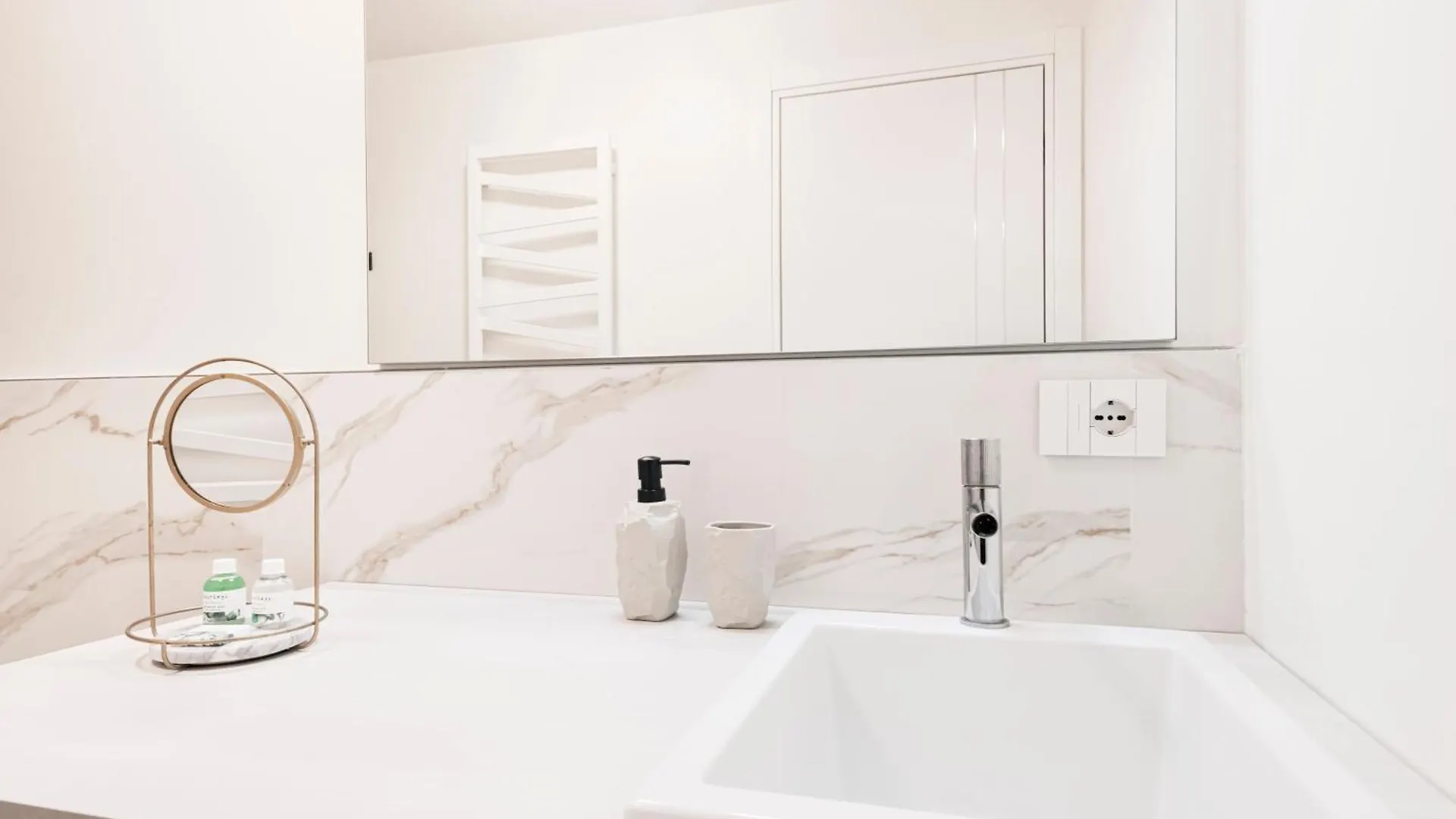 Easylife - Design And Relax In The Heart Of Milan Apartment